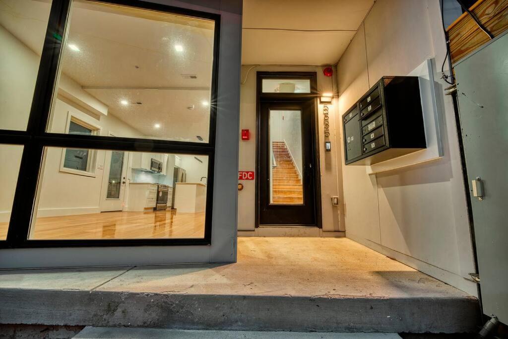 Modern, Gorgeous & Luxury Gem - 5 Stars Location Apartment *