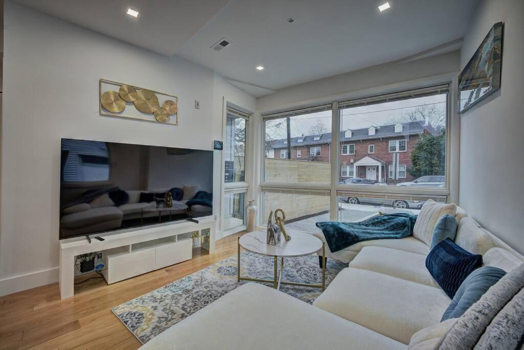 Modern, Gorgeous & Luxury Gem - 5 Stars Location Washington