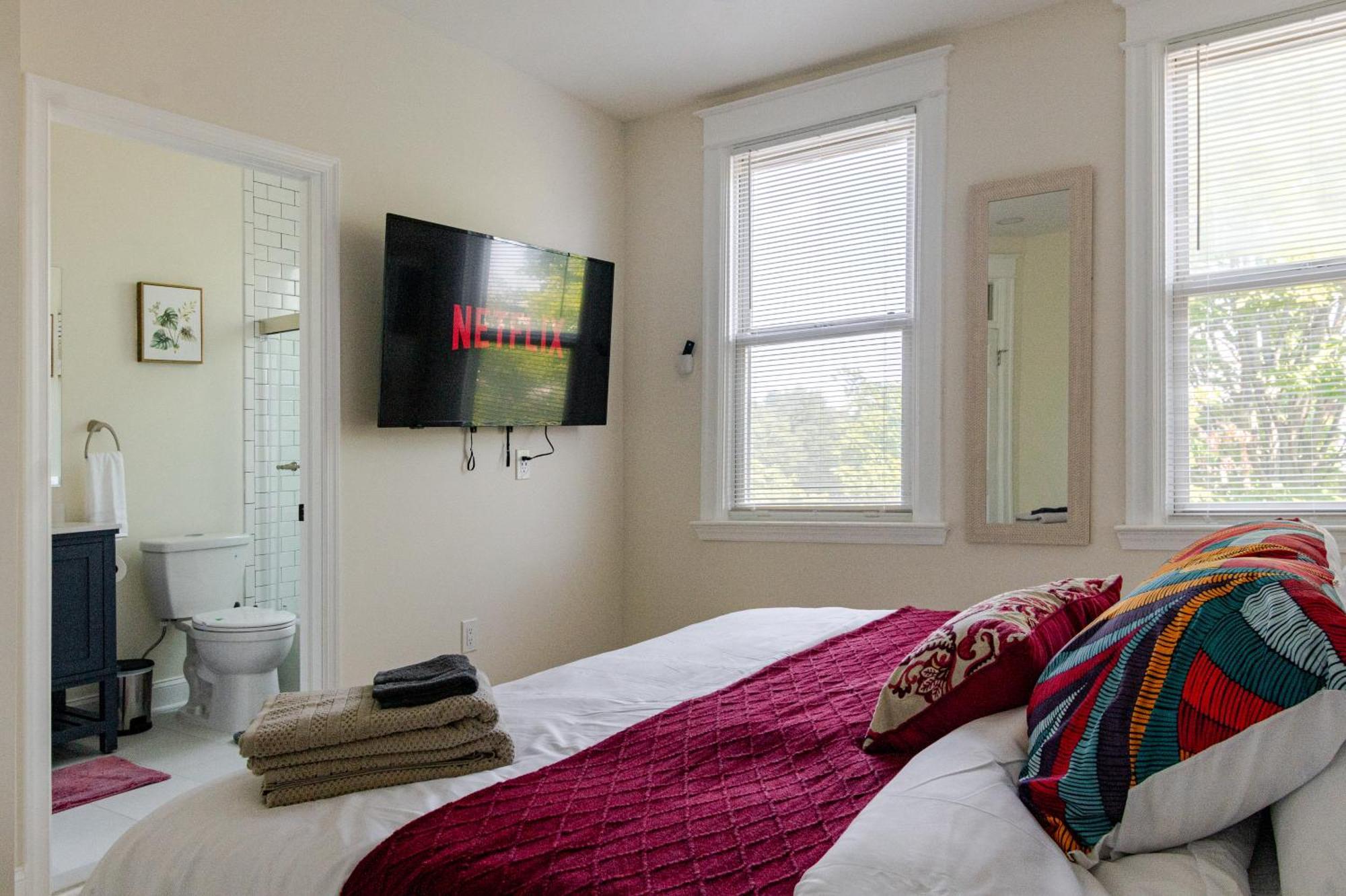 Holiday home Luxurious 5 Bedroom House!1 Mile From Capitol Hill!