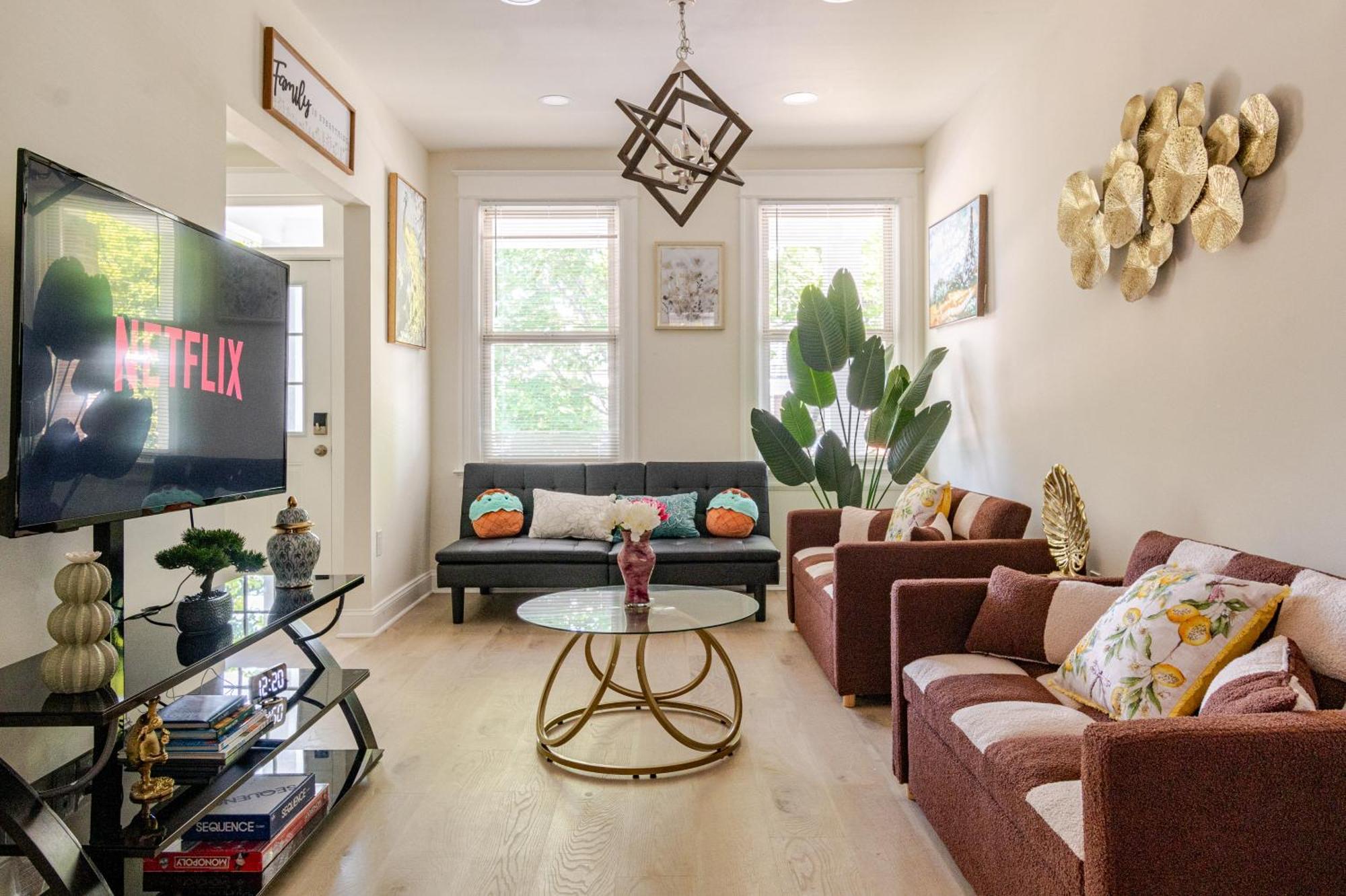 Holiday home Luxurious 5 Bedroom House!1 Mile From Capitol Hill! *