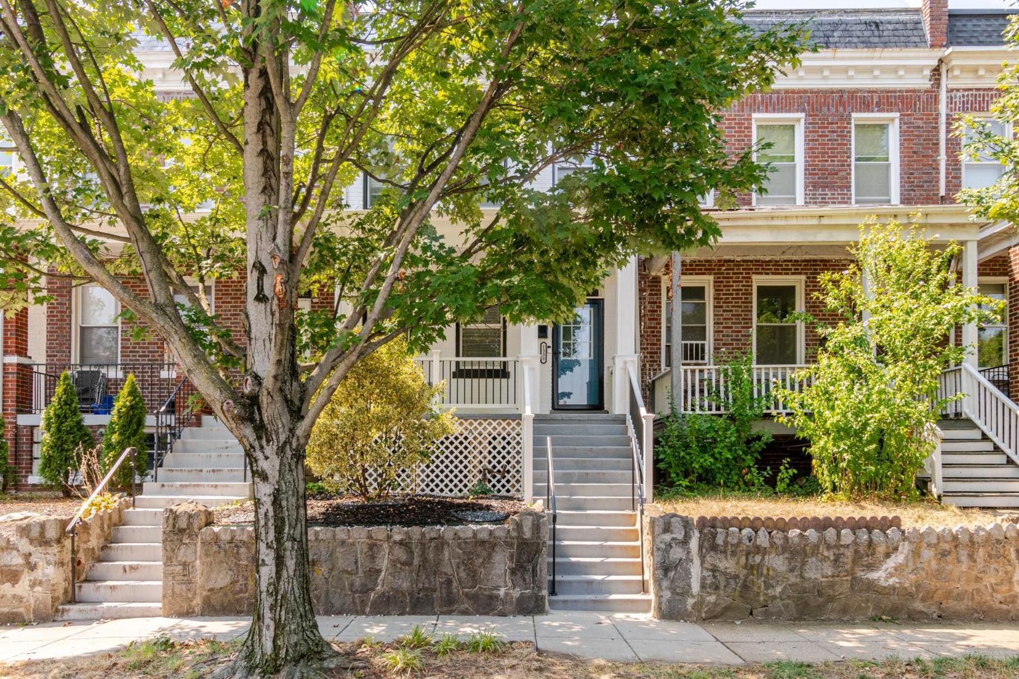 Luxurious 5 Bedroom House!1 Mile From Capitol Hill! *