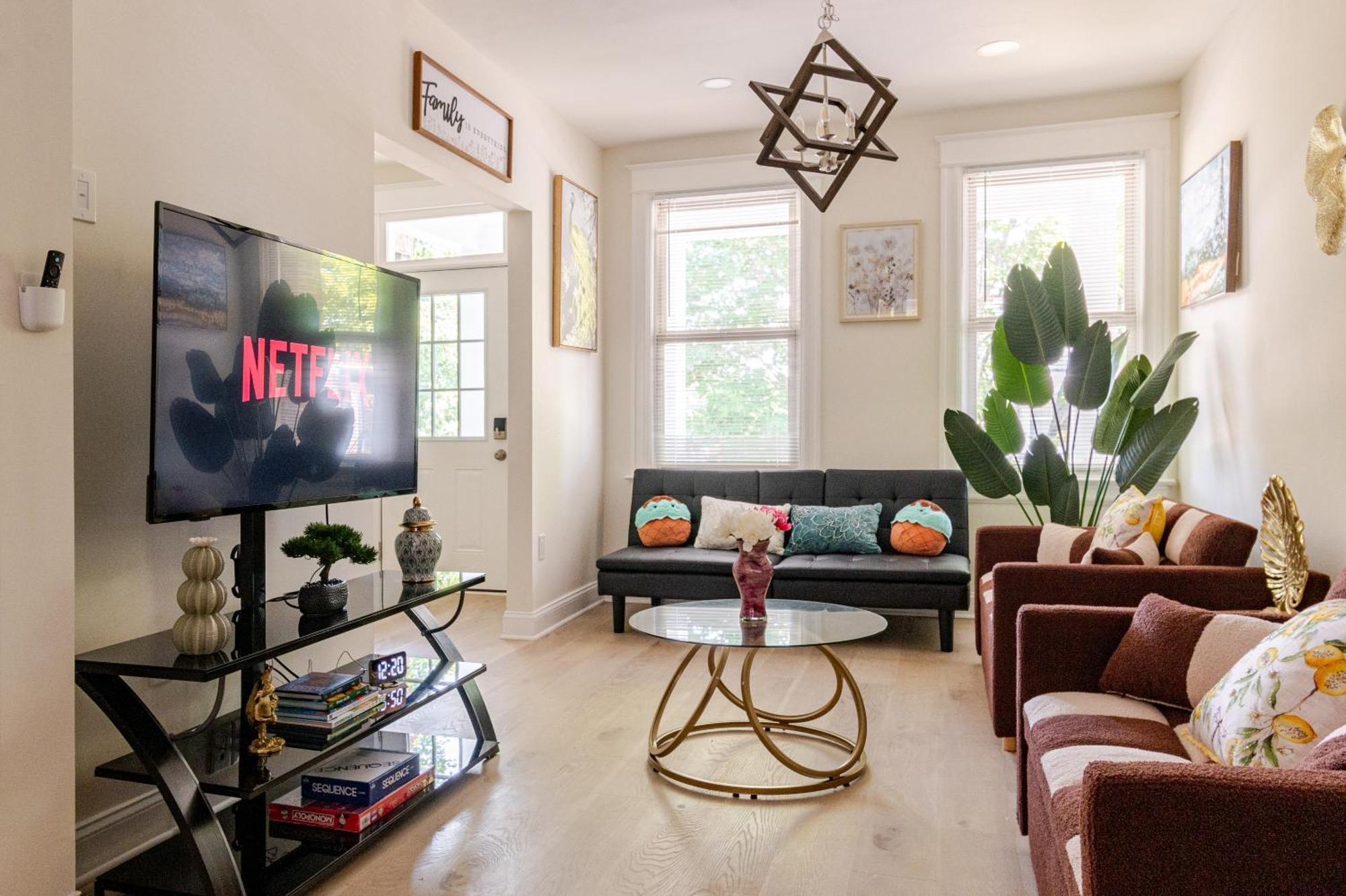 Luxurious 5 Bedroom House!1 Mile From Capitol Hill! * Washington