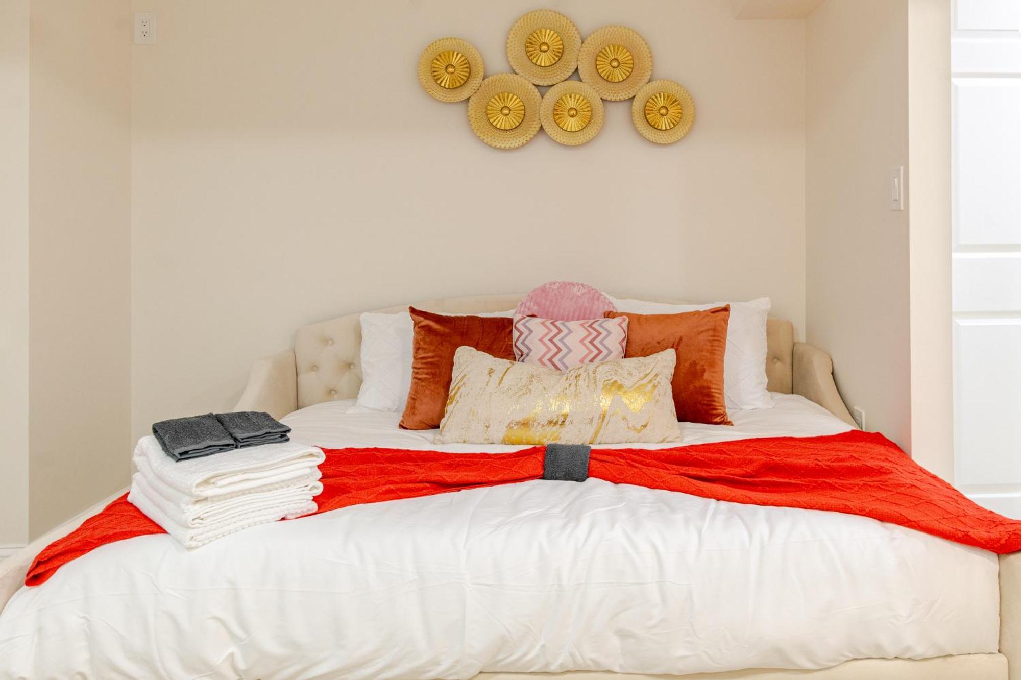 Holiday home Luxurious 5 Bedroom House!1 Mile From Capitol Hill! *