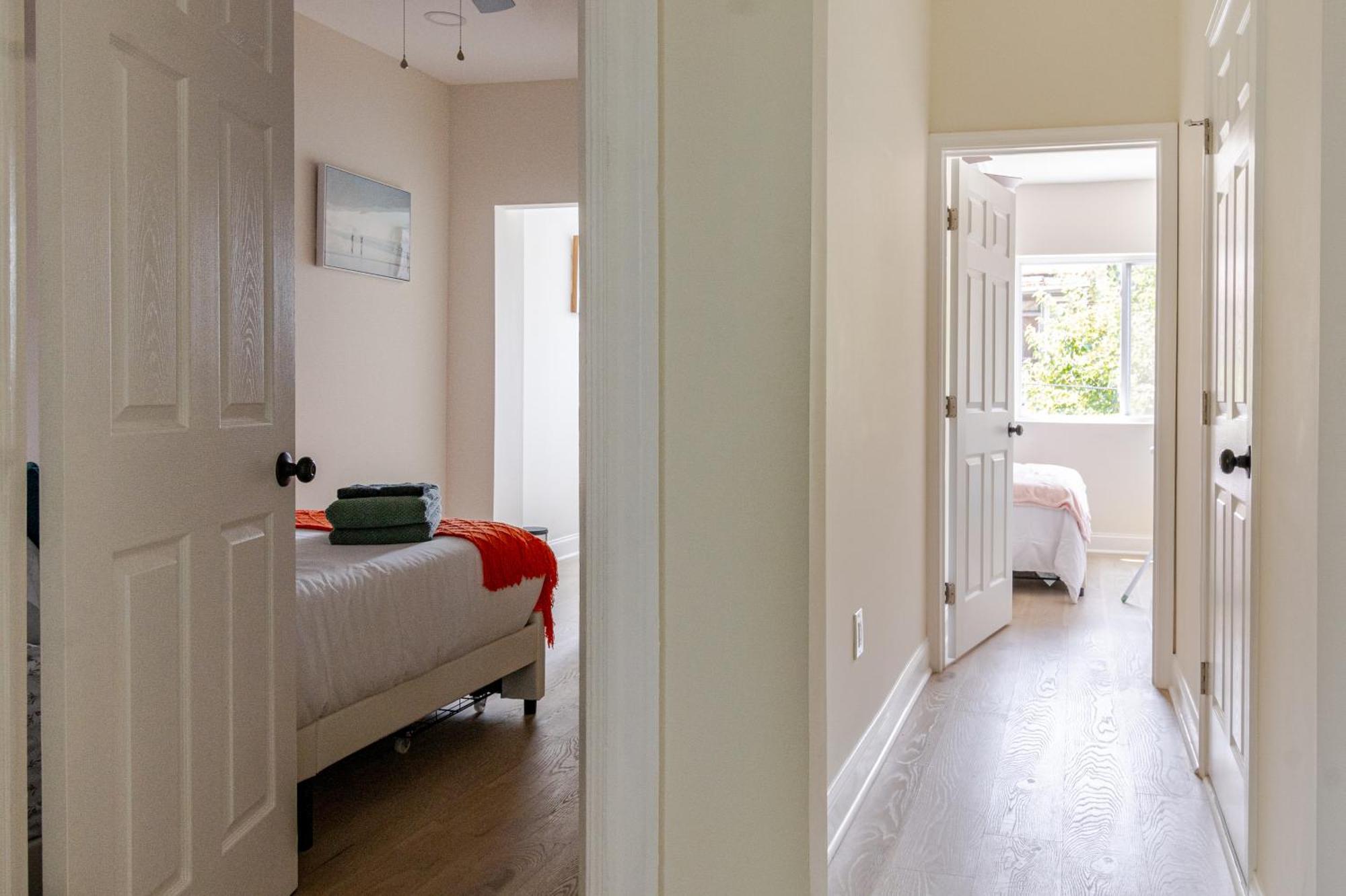 Holiday home Luxurious 5 Bedroom House!1 Mile From Capitol Hill! *