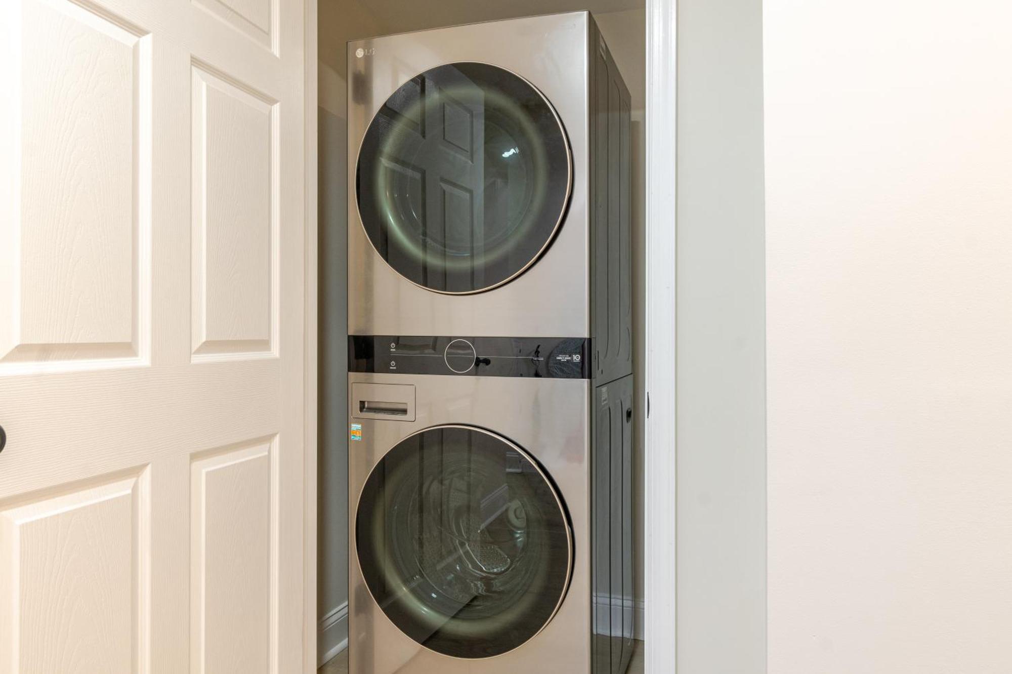 Luxurious 5 Bedroom House!1 Mile From Capitol Hill! *