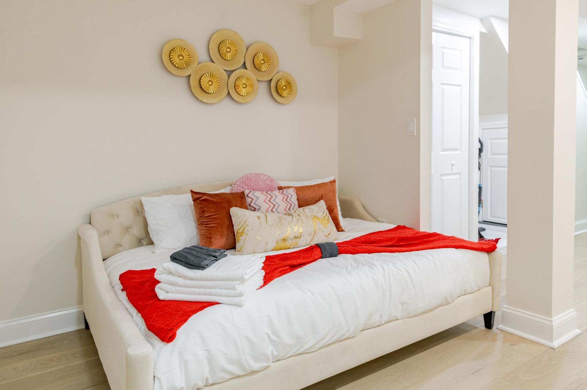 Luxurious 5 Bedroom House!1 Mile From Capitol Hill! Holiday home