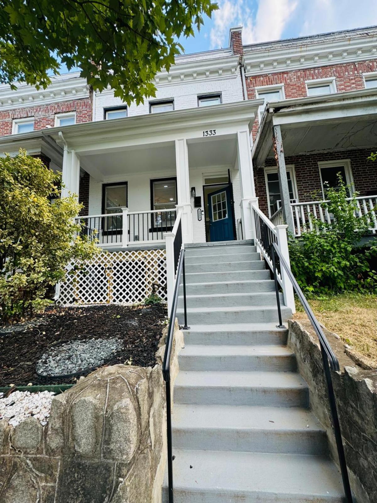 Luxurious 5 Bedroom House!1 Mile From Capitol Hill! Holiday home Washington