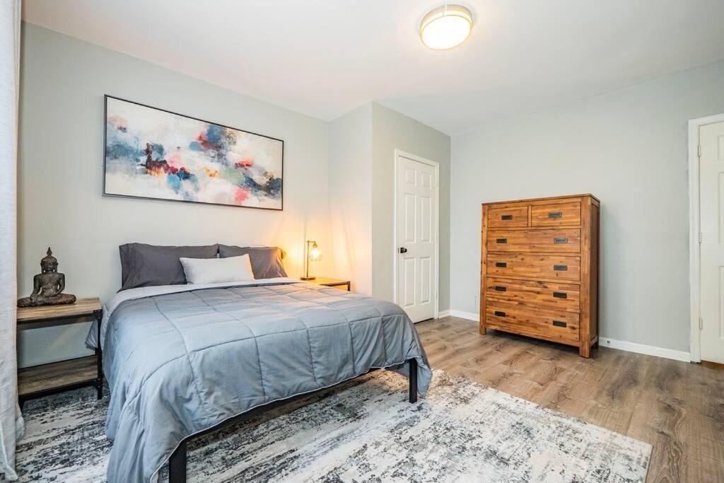 Chic & Contemporary With Free Onsite Parking Apartment *