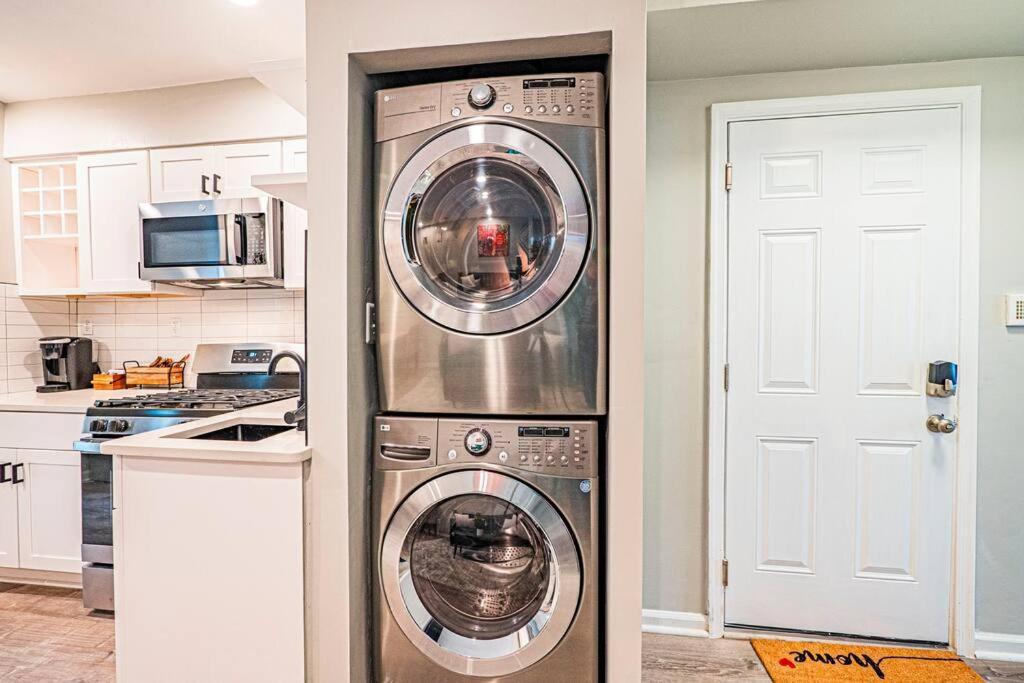 Chic & Contemporary With Free Onsite Parking Apartment