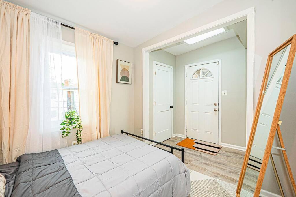 Chic & Contemporary With Free Onsite Parking Apartment *
