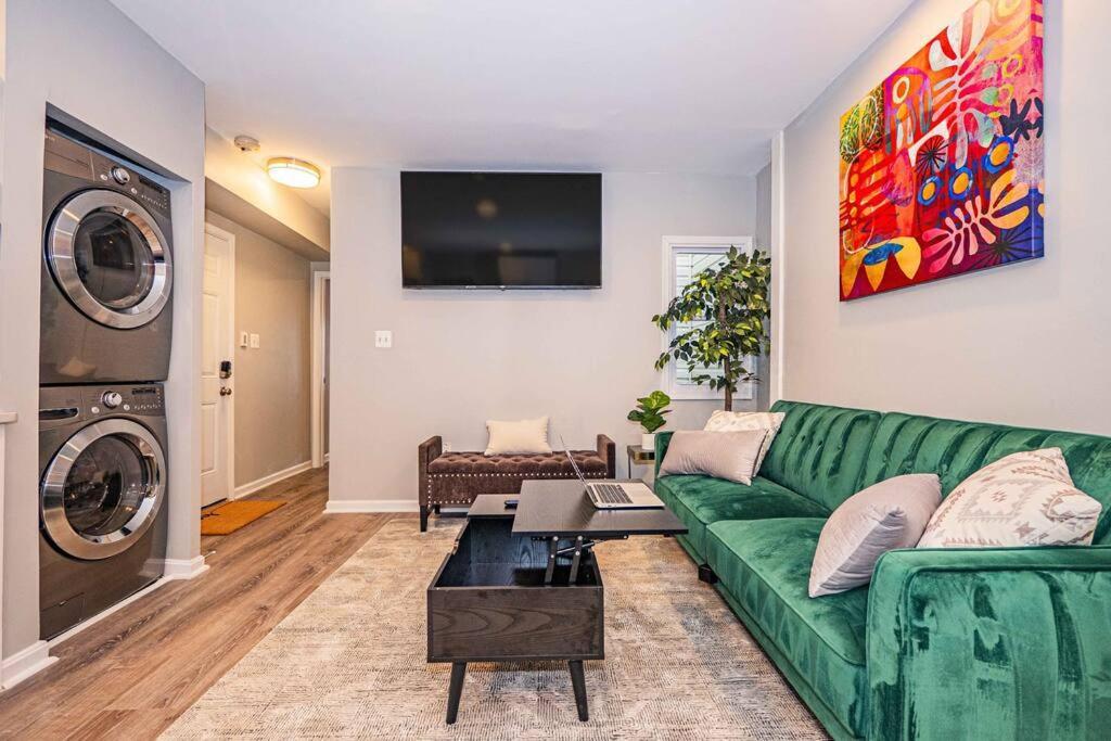 Apartment Chic & Contemporary With Free Onsite Parking *