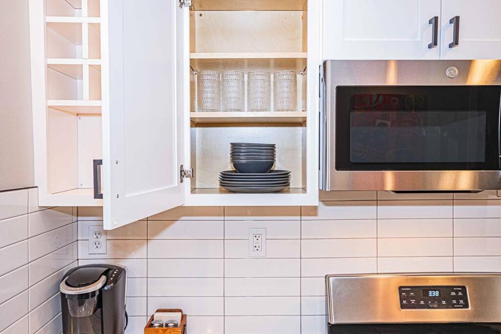 Apartment Chic & Contemporary With Free Onsite Parking *