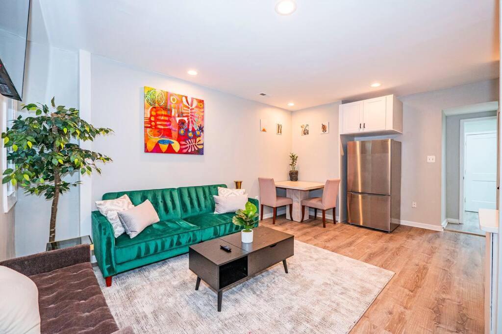 Chic & Contemporary With Free Onsite Parking Apartment Washington