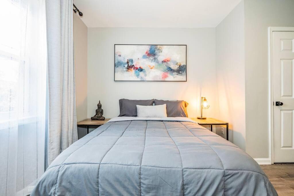 Chic & Contemporary With Free Onsite Parking Apartment