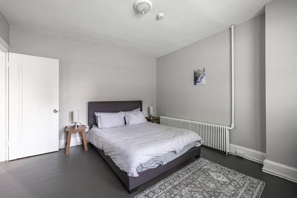 Perfectly Located 2br In Dc With Private Parking Apartment