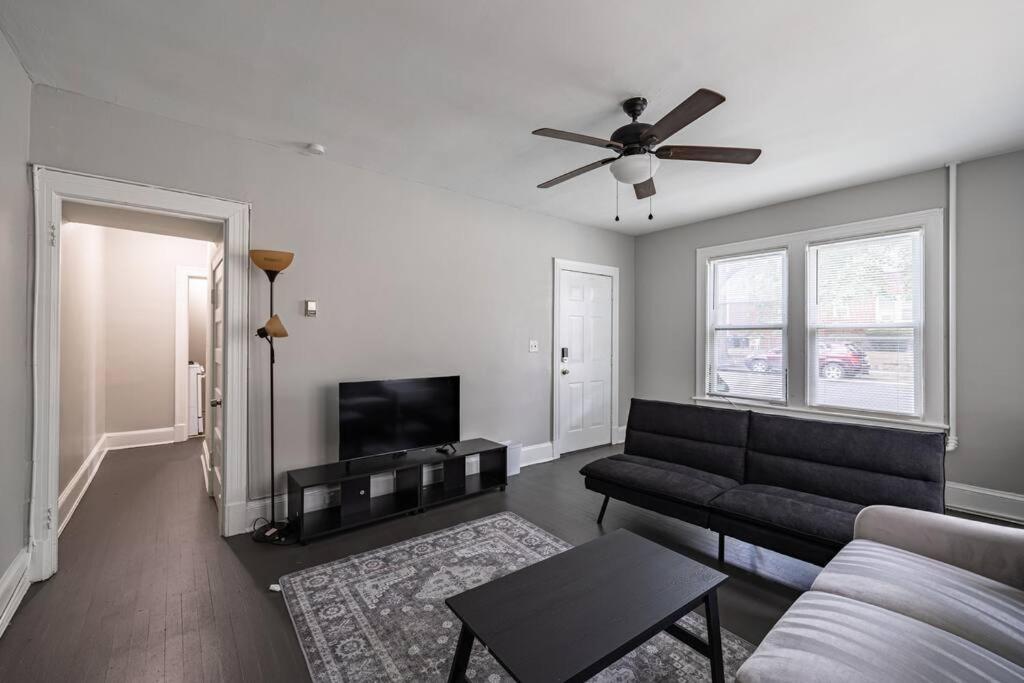 Apartment Perfectly Located 2br In Dc With Private Parking *