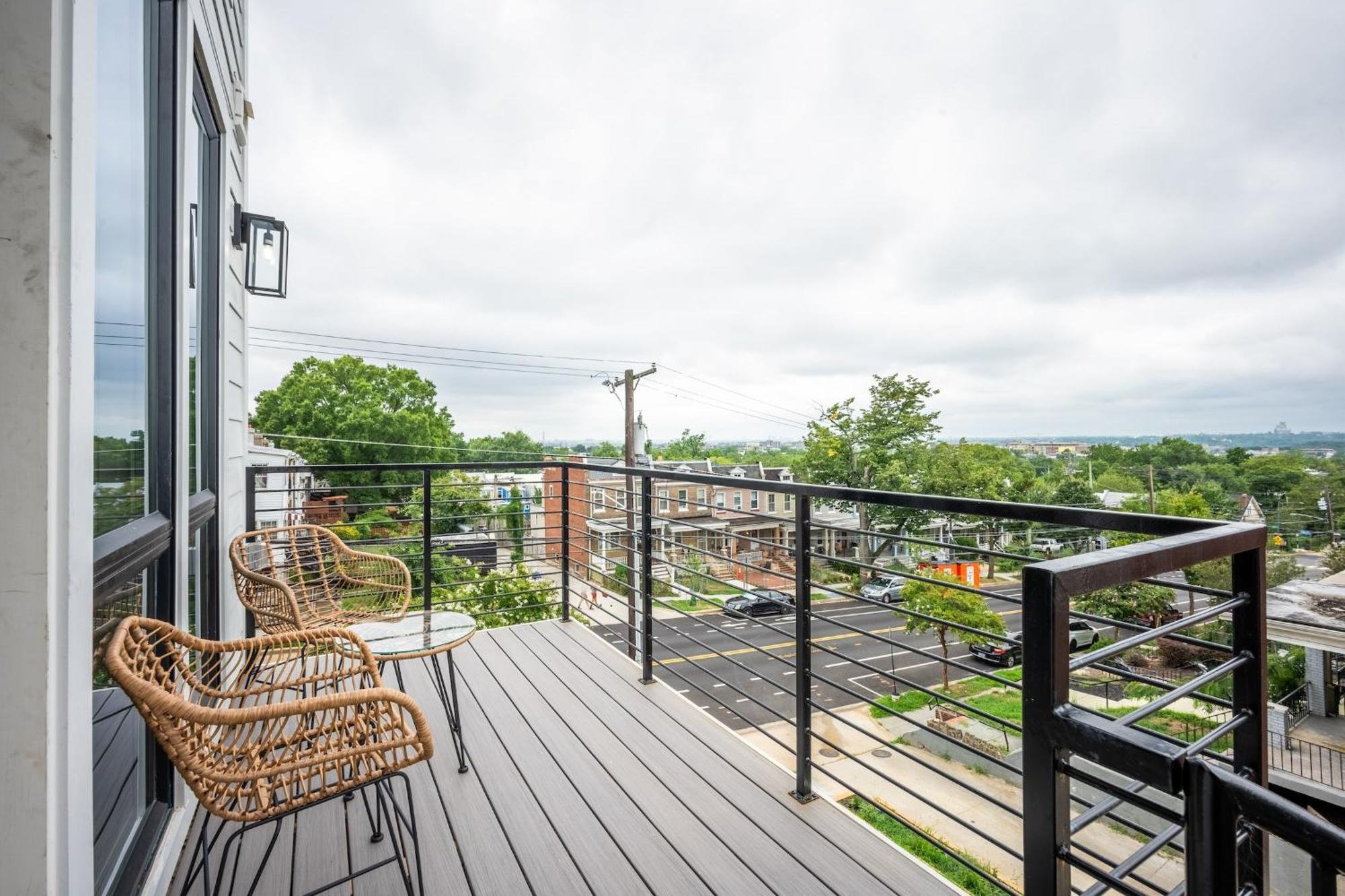 Apartment Modern 3br Condo, Rooftop & Downtown Views *