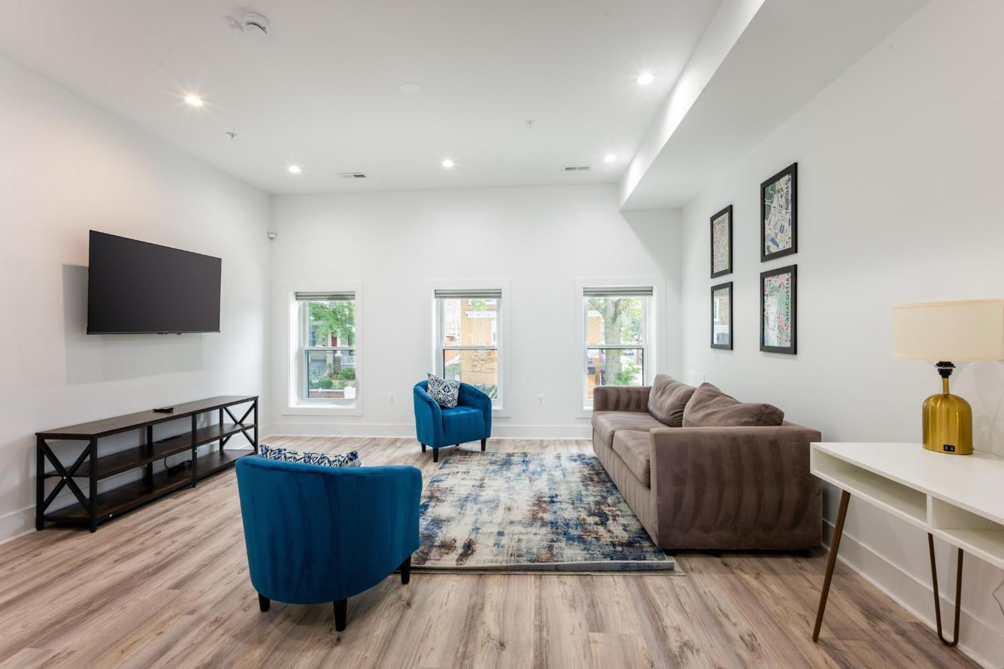 Modern 3br Condo, Rooftop & Downtown Views Apartment Washington