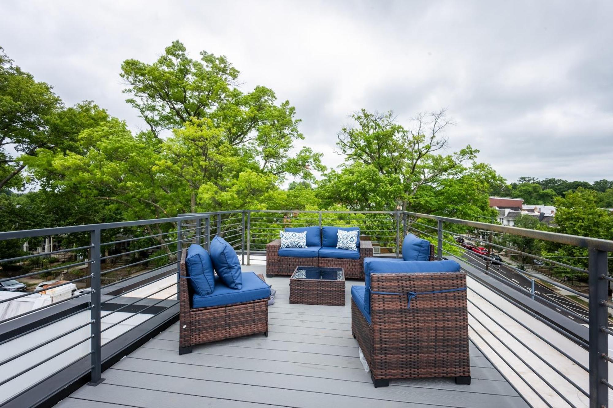 Modern 3br Condo, Rooftop & Downtown Views * Washington