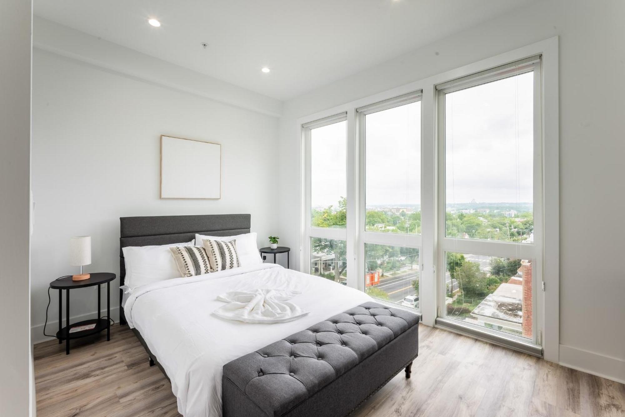Modern 3br Condo, Rooftop & Downtown Views