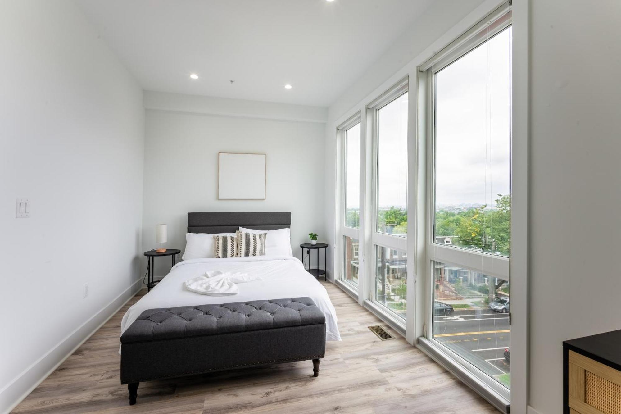 Modern 3br Condo, Rooftop & Downtown Views Apartment Washington