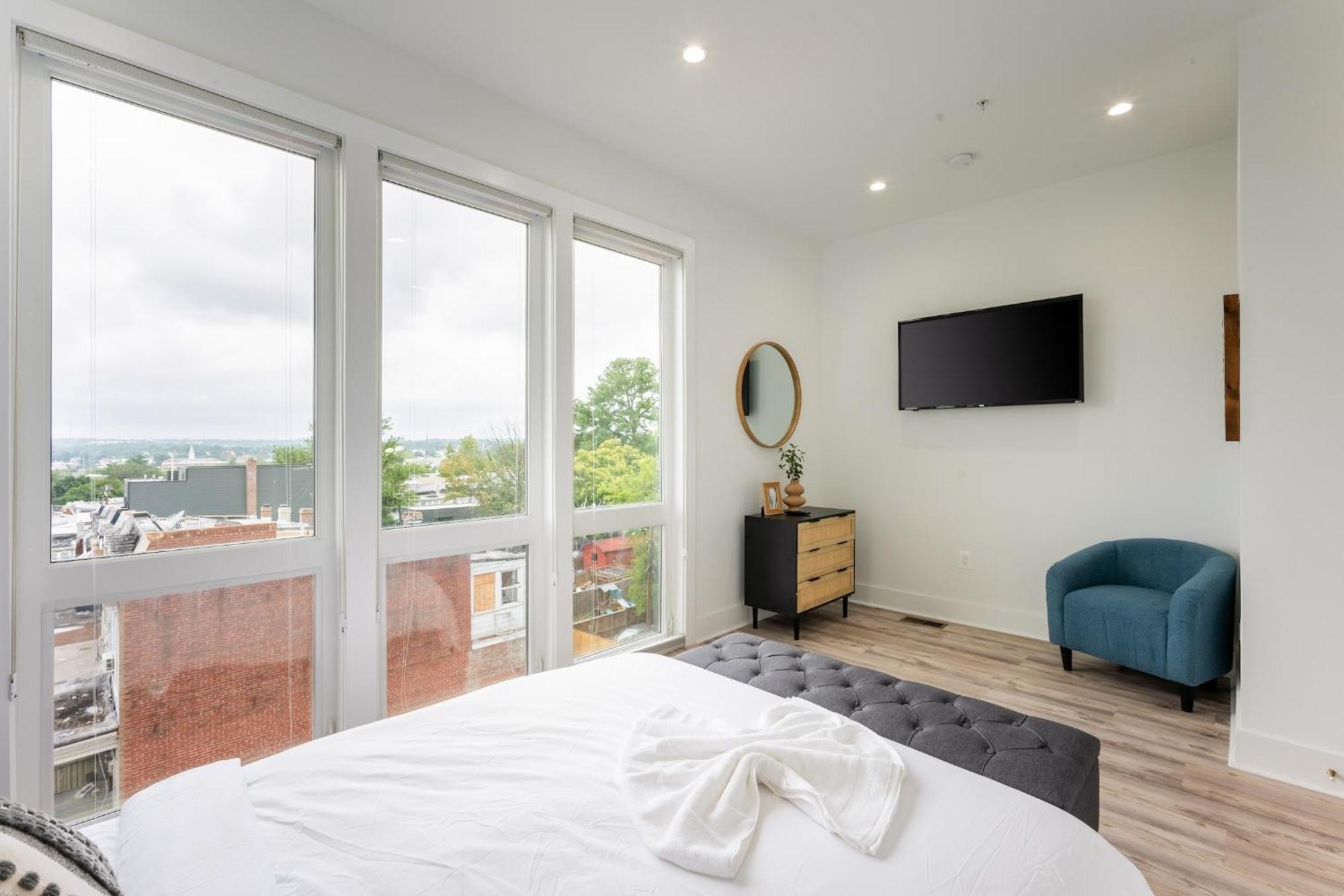 Apartment Modern 3br Condo, Rooftop & Downtown Views