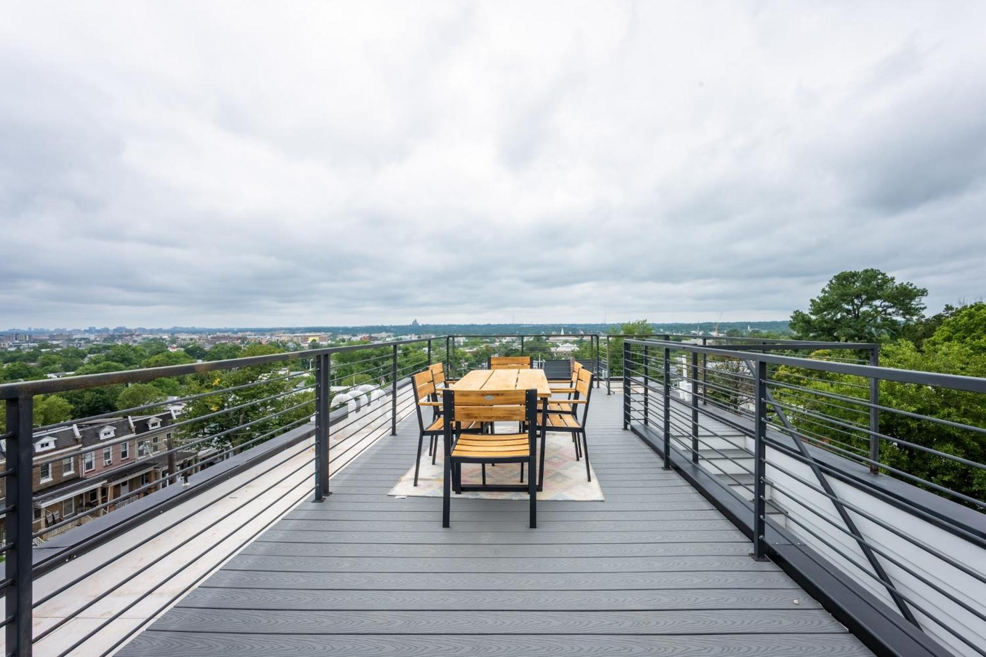 Apartment Modern 3br Condo, Rooftop & Downtown Views