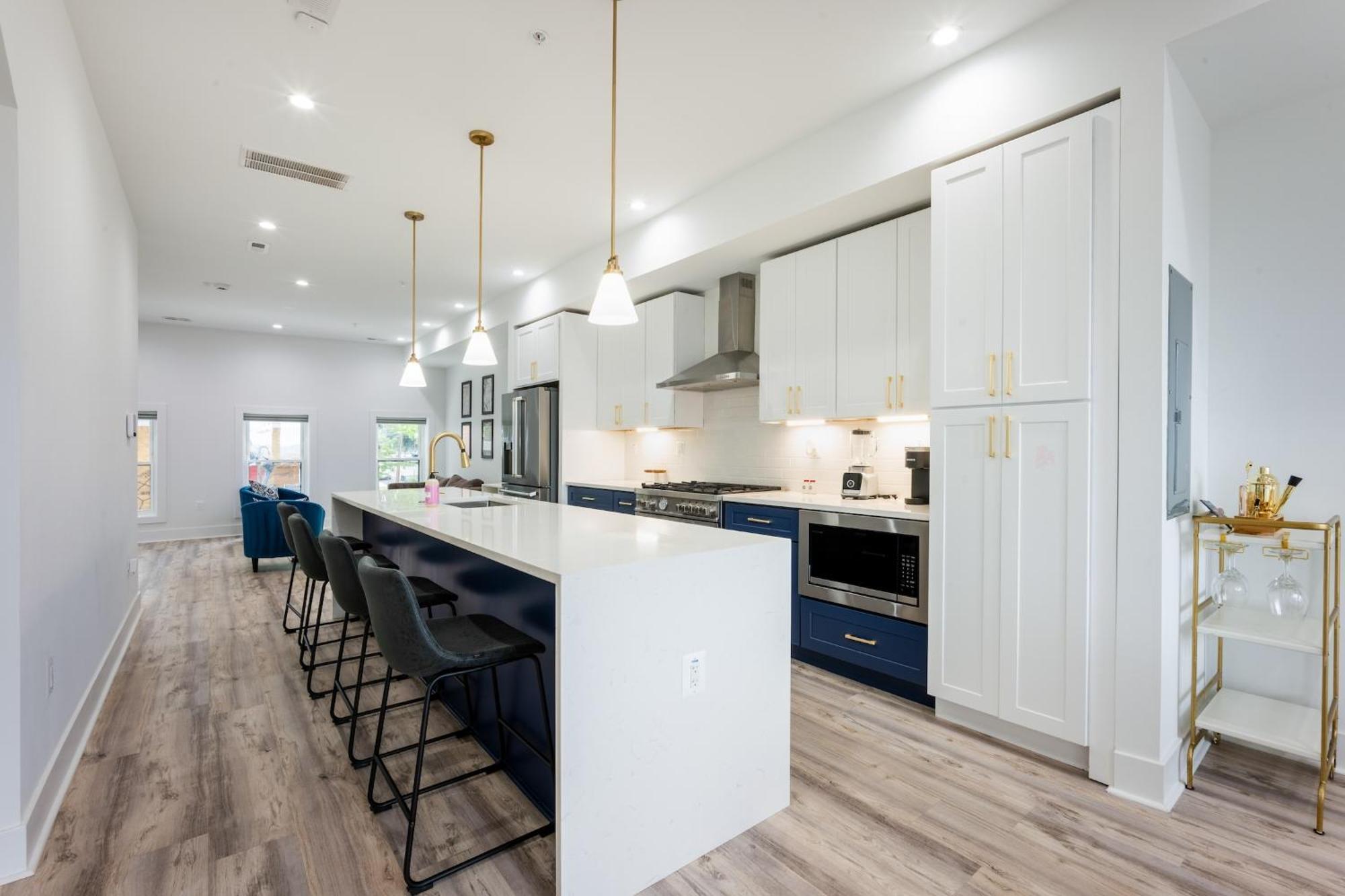Modern 3br Condo, Rooftop & Downtown Views *