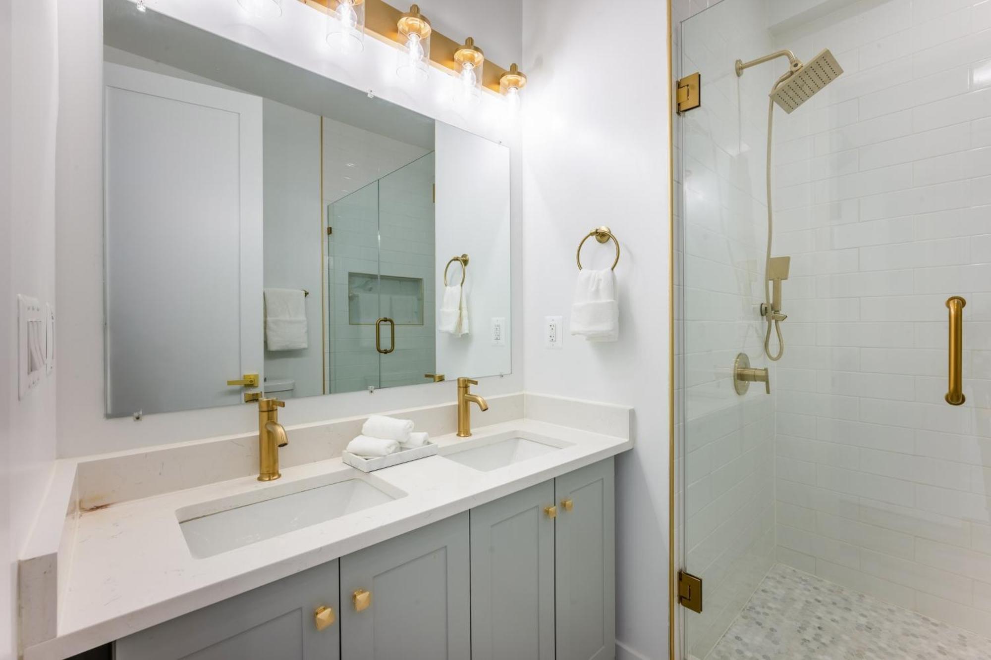 Modern 3br Condo, Rooftop & Downtown Views Apartment