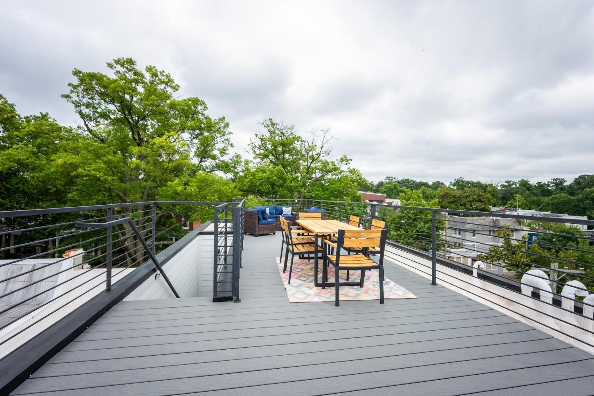 Modern 3br Condo, Rooftop & Downtown Views Apartment *