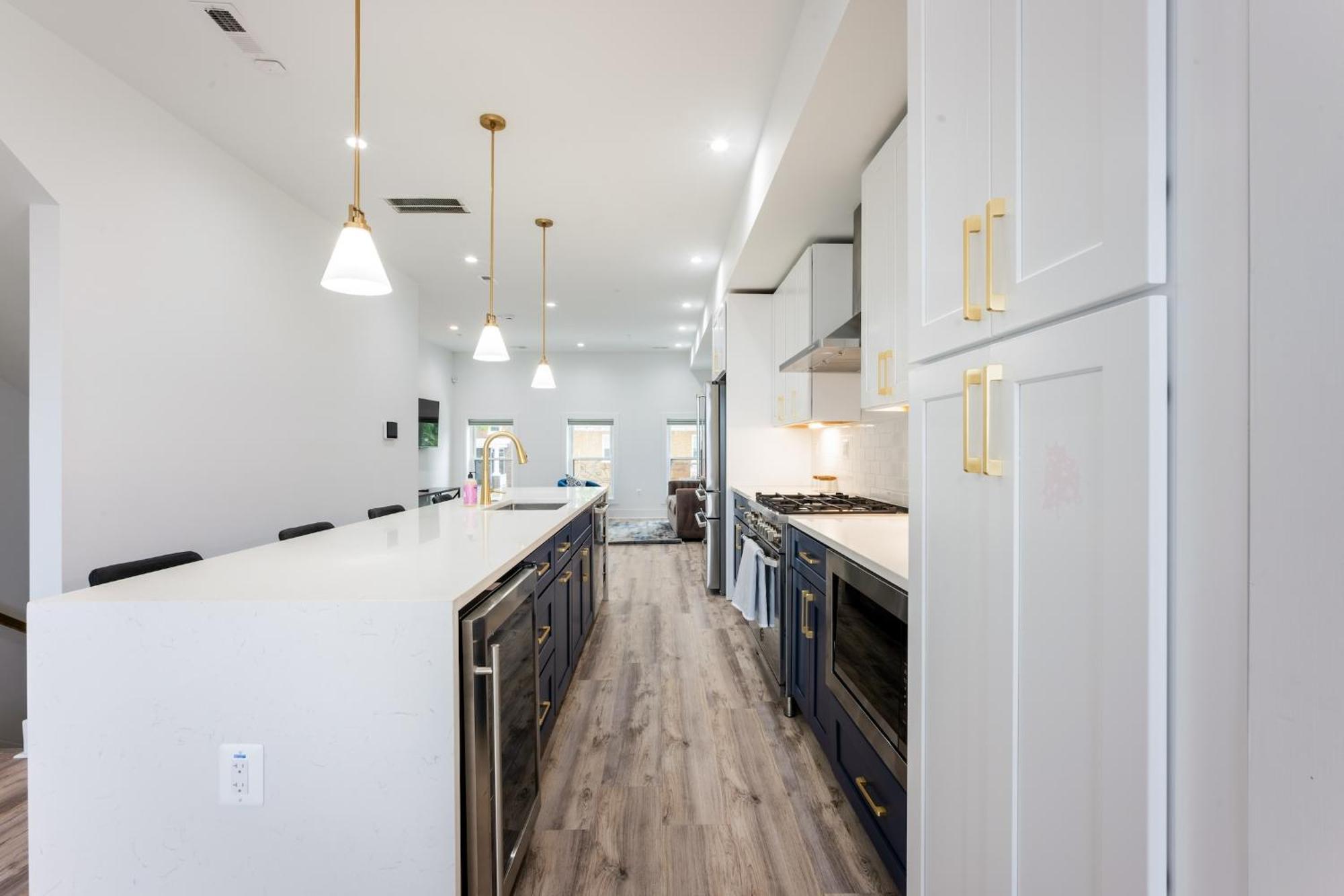 Modern 3br Condo, Rooftop & Downtown Views *