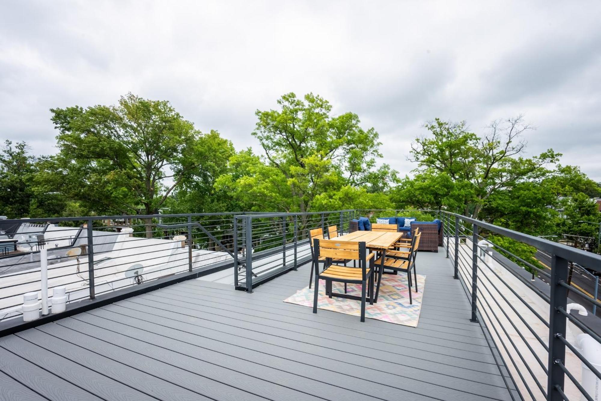 Modern 3br Condo, Rooftop & Downtown Views Washington