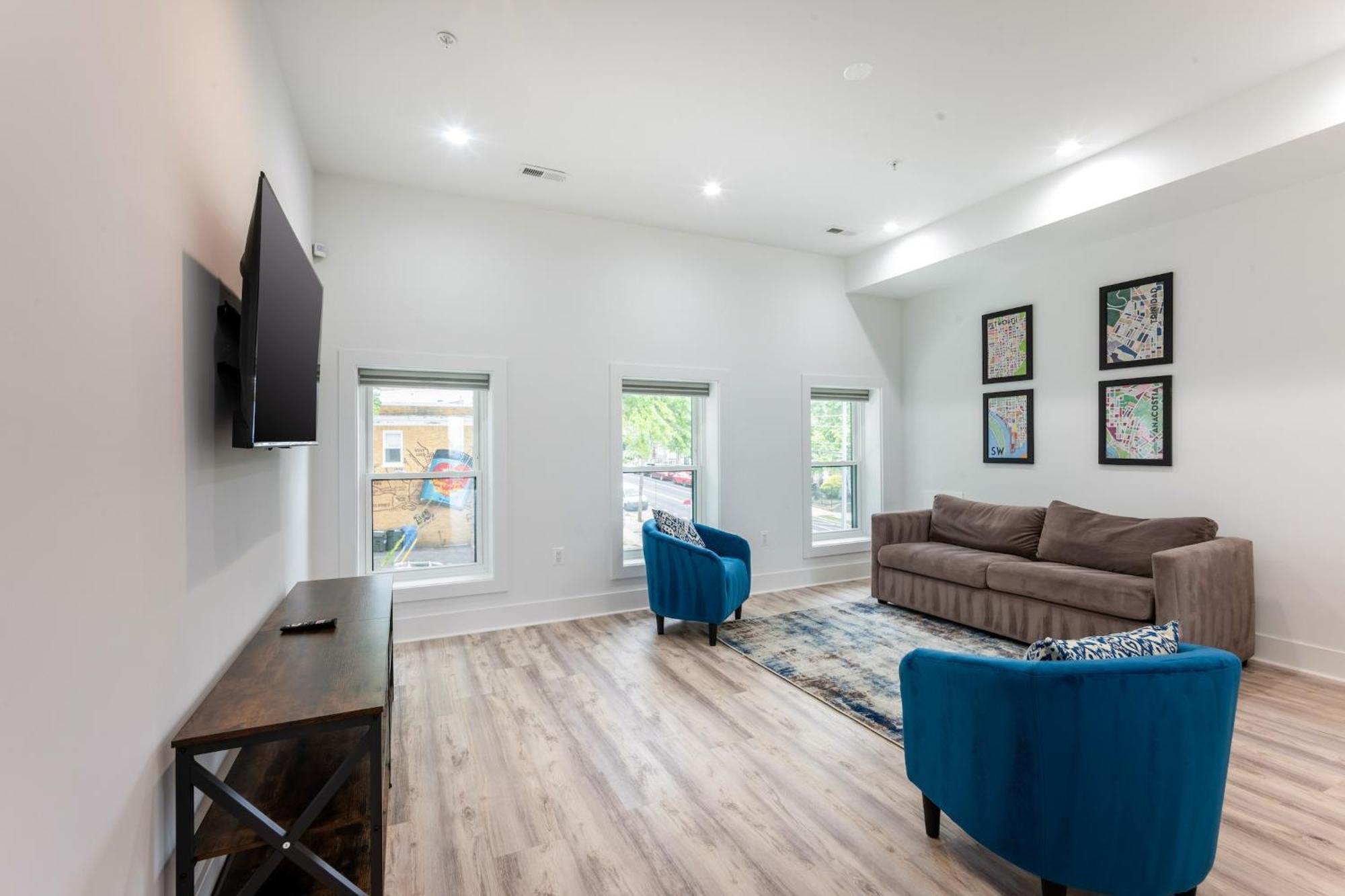 Modern 3br Condo, Rooftop & Downtown Views Apartment *