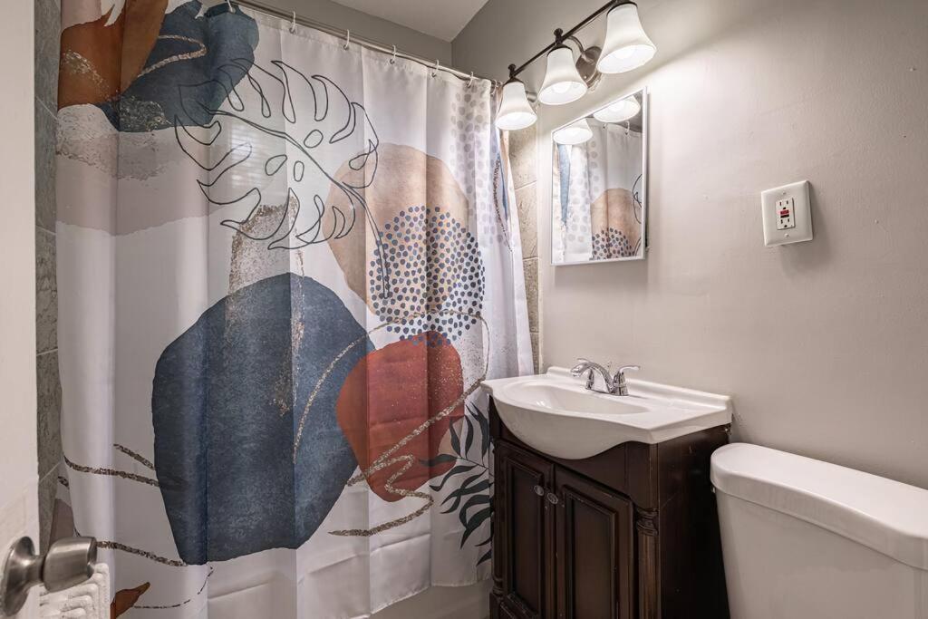 Perfectly Located 2br In Dc With Private Parking Apartment Washington