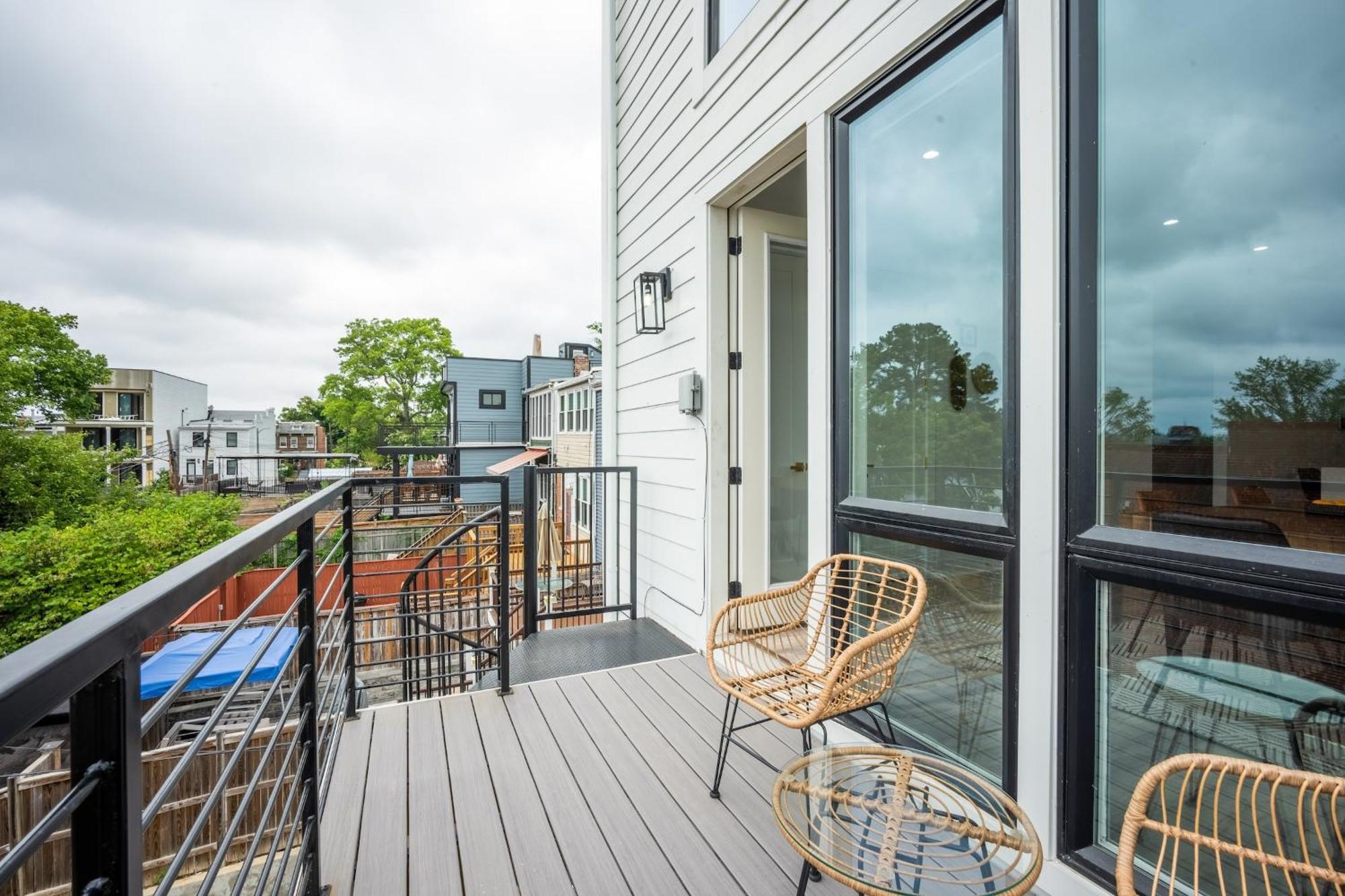 Modern 3br Condo, Rooftop & Downtown Views