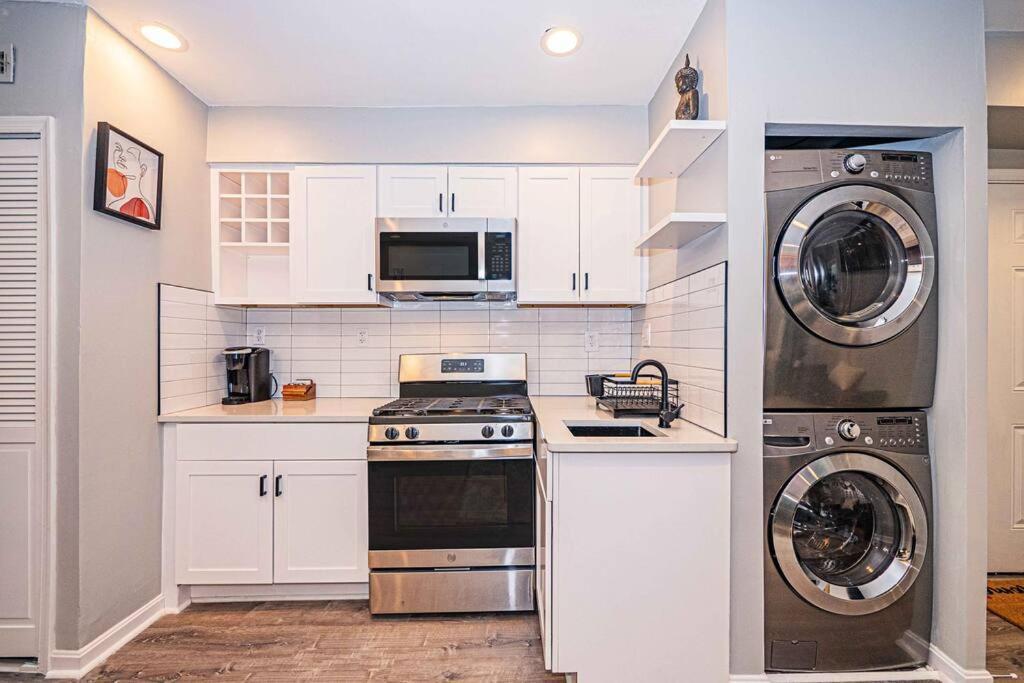 Chic & Contemporary With Free Onsite Parking * Washington