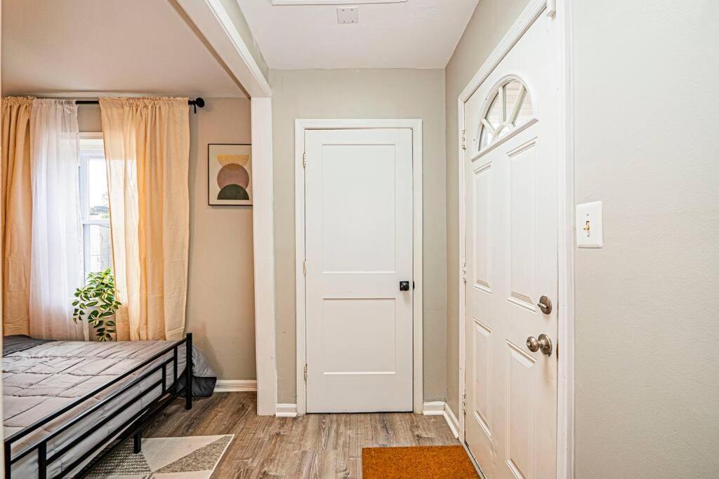 Chic & Contemporary With Free Onsite Parking