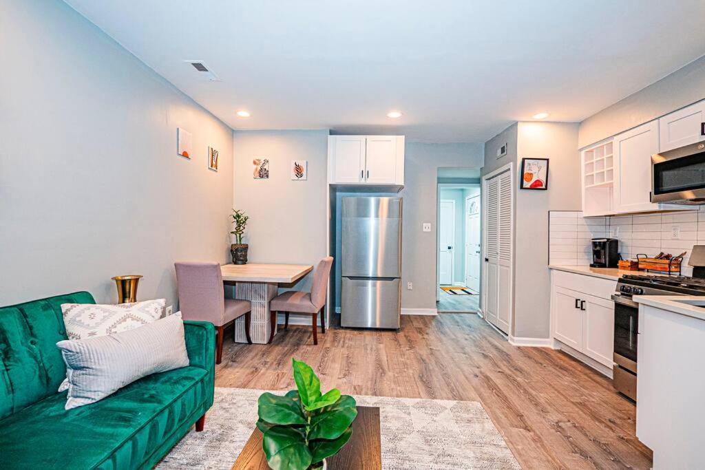 Chic & Contemporary With Free Onsite Parking Apartment