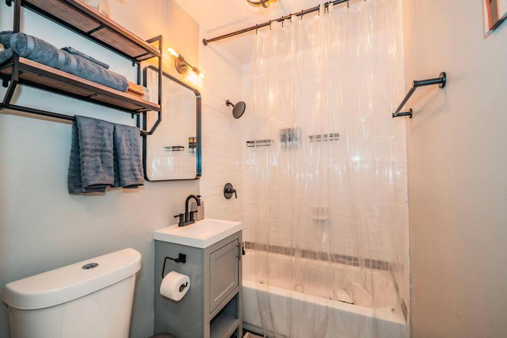 Chic & Contemporary With Free Onsite Parking Apartment *