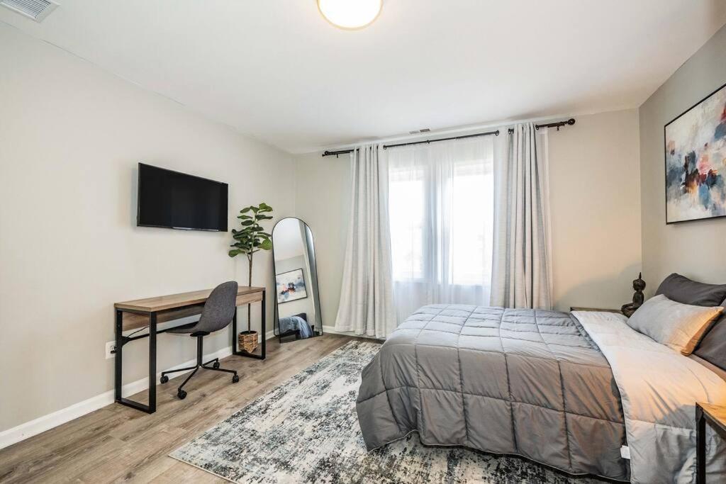 Chic & Contemporary With Free Onsite Parking Apartment Washington