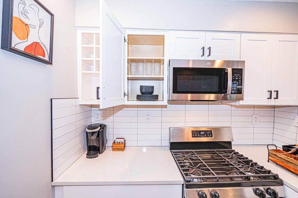 Chic & Contemporary With Free Onsite Parking
