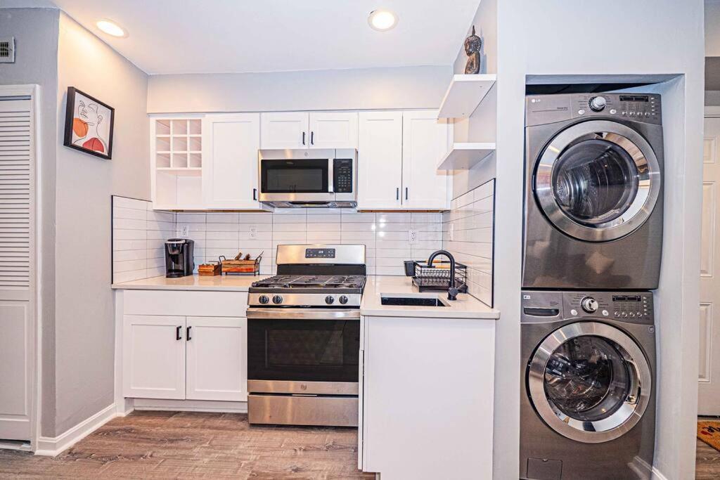 Chic & Contemporary With Free Onsite Parking Apartment Washington