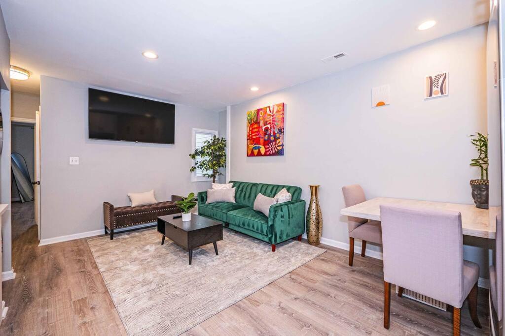 Chic & Contemporary With Free Onsite Parking Washington