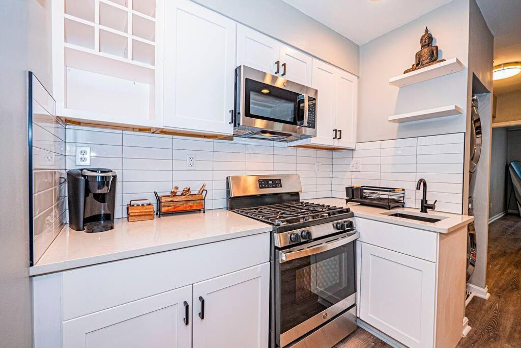 Chic & Contemporary With Free Onsite Parking Apartment *