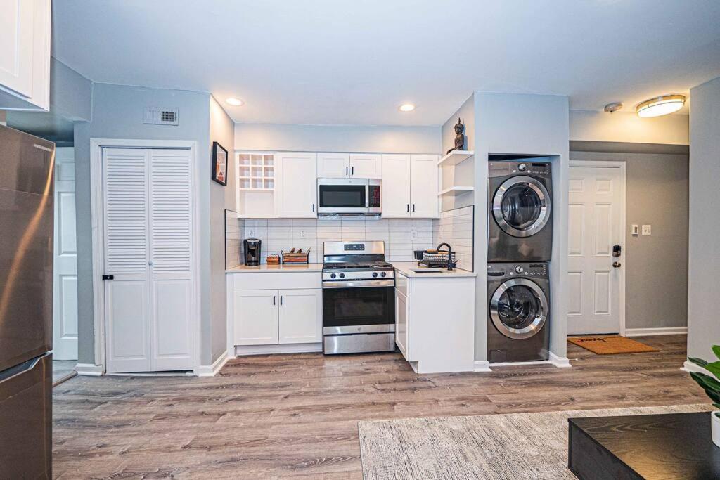 Apartment Chic & Contemporary With Free Onsite Parking *