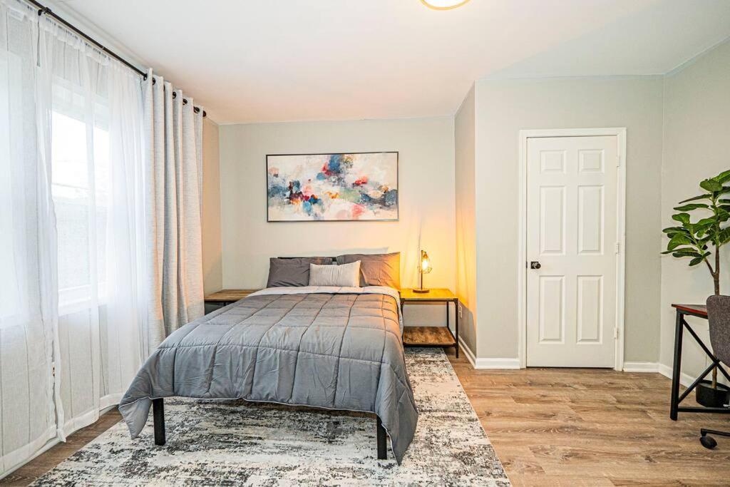 Chic & Contemporary With Free Onsite Parking Apartment Washington