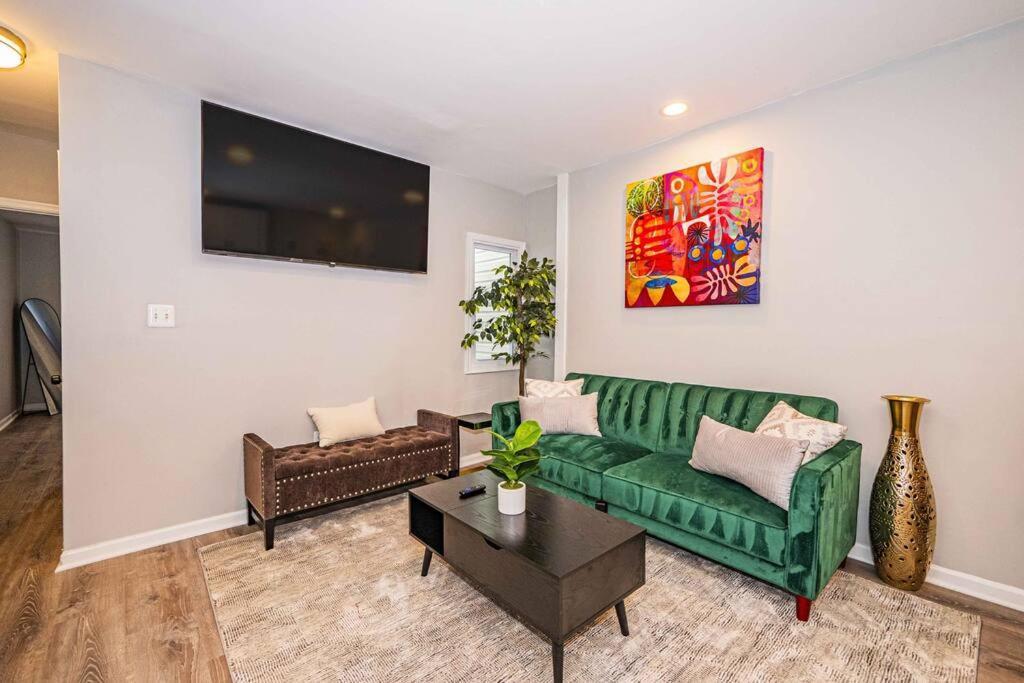 Chic & Contemporary With Free Onsite Parking Apartment Washington