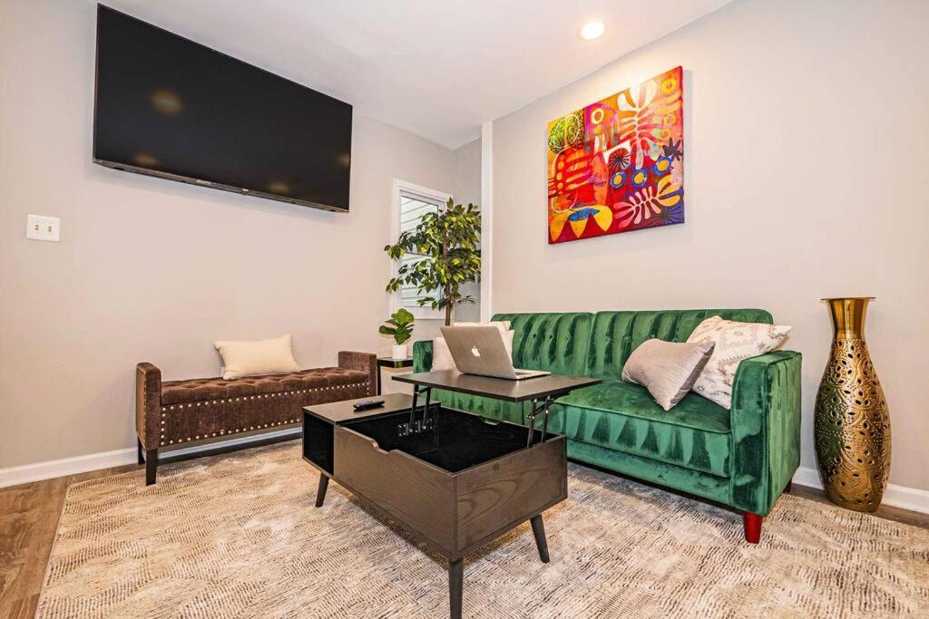 Chic & Contemporary With Free Onsite Parking * Washington
