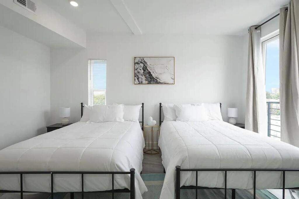 Enjoy City Skyline Views From Private Roof Deck! *