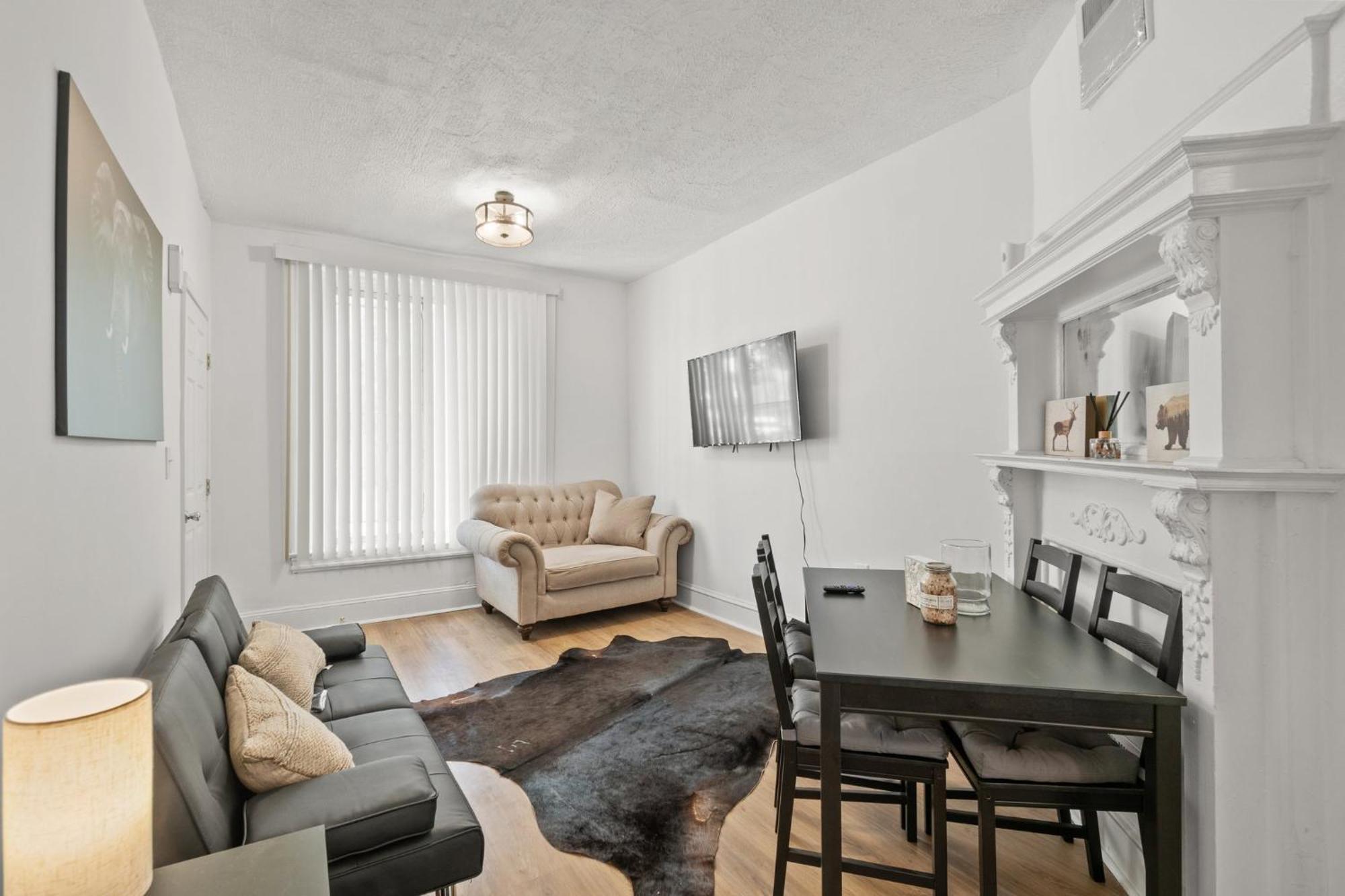 Charming 4-bedroom Townhome In Fabulous With Ac, Wifi *